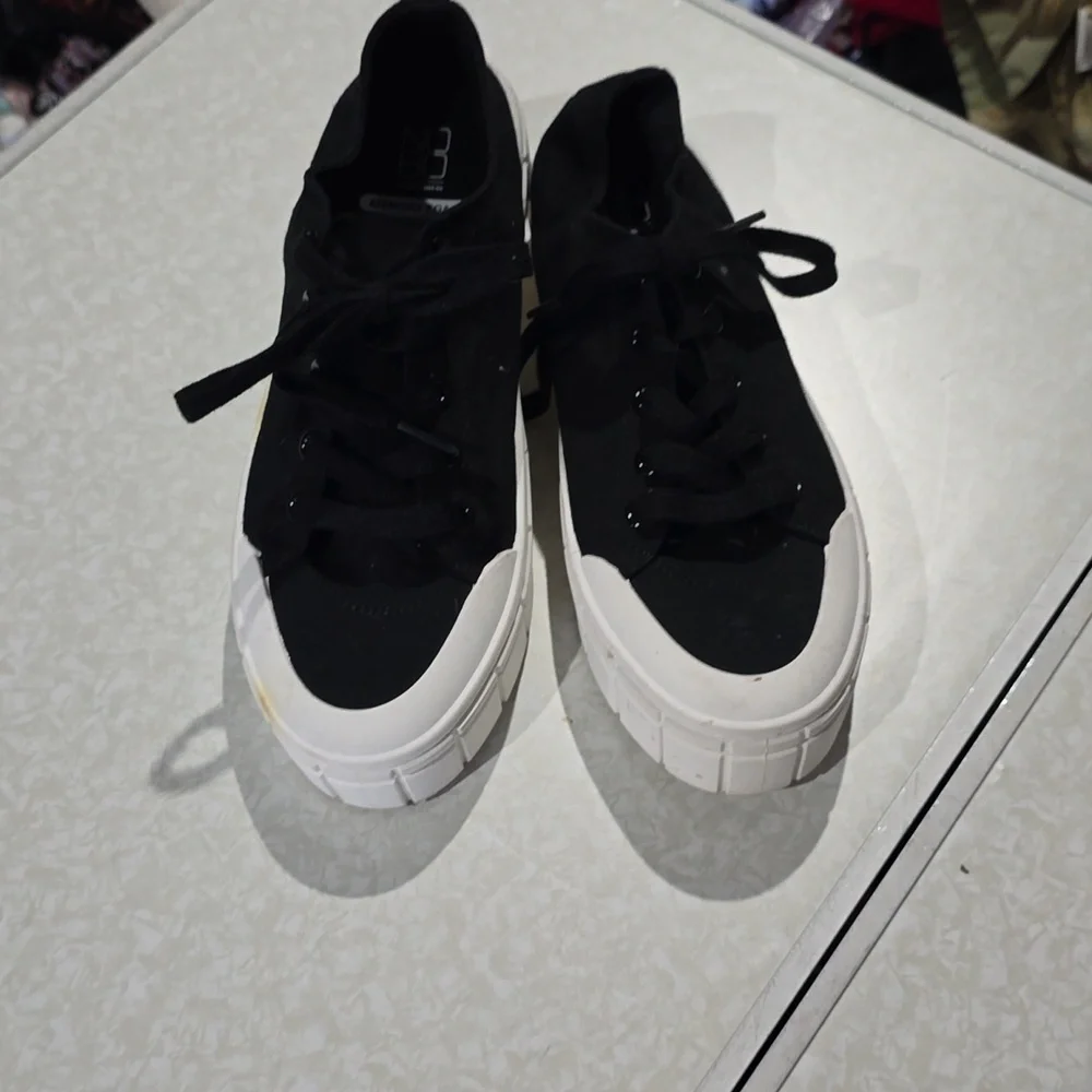 No‎ Boundaries Black and White Memory Foam Sneakers Size 9